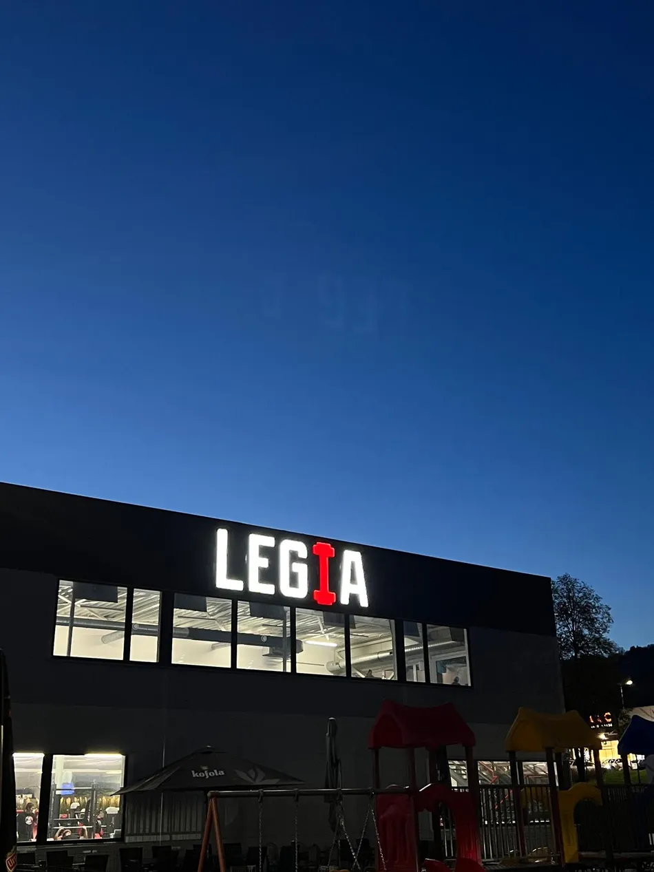 Exteriér Fitness centra LEGIA Brezno a večerná obloha